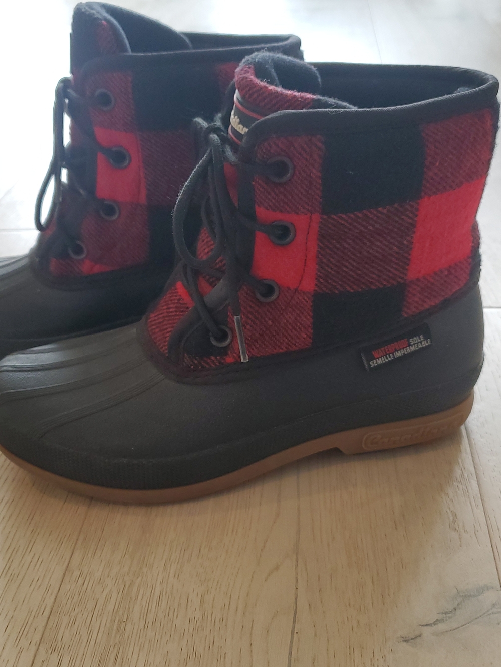 Canadiana- Youth Size 6 Fits Me- Ladies 6.5 Like New Buffalo plaid